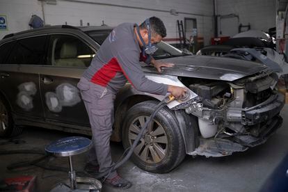 Un mecánico trabaja en un taller de Sevilla, el pasado febrero.