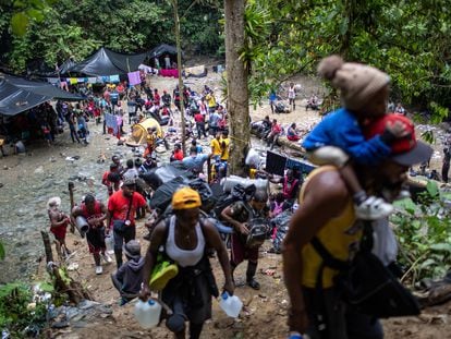Migrantes haitianos cruzan la peligrosa selva del Darién, en la frontera entre Colombia y Panamá, el 19 de octubre.