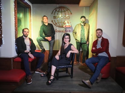 El grupo de pop melódico Capitán Sunrise tras la entrevista en la sala Siroco Lounge, en el barrio de Malasaña, donde actúan este 31 de enero.