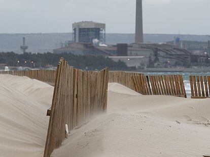 Playa del Rinconcillo en Algeciras, al fondo se ven las chimeneas de Cepsa.