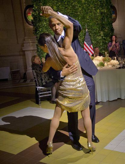 A continuació, el líder nord-americà va semblar que dubtava. Quan tornava a la seva taula, Obama es va aturar i semblava que ja havia donat per finalitzat el ball, saludant els convidats al sopar.