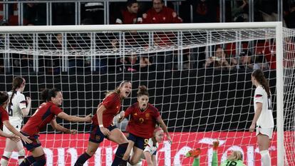 Laia Codina celebra el gol del 1-0 a Estados Unidos en el estadio de El Sadar.