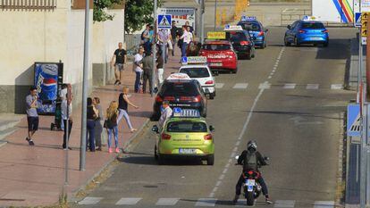 Varios coches de autoescuela, estacionados en el centro de exámenes de la DGT en Móstoles.