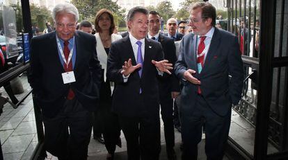 Felipe Gonzalez, Juan Manuel Santos y Juan Luis Cebrián, este lunes.