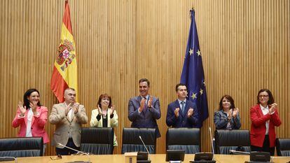 Pedro Sánchez, con la dirección del PSOE y de su grupo parlamentario, esta semana en el Congreso.