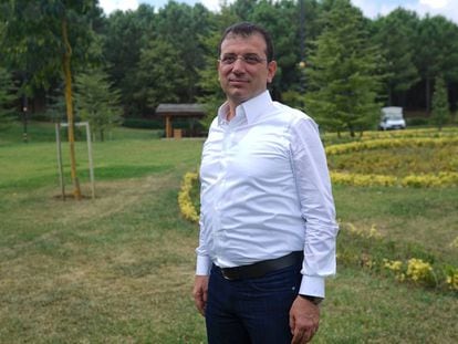 El nuevo alcalde de Estambul, Ekrem Imamoglu, en el bosque de Kemerburgaz, en Estambul, tras la entrevista con EL PAÍS este domingo.