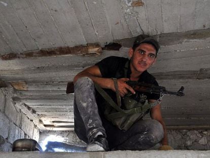 Un rebelde toma posiciones en un barrio de Alepo.