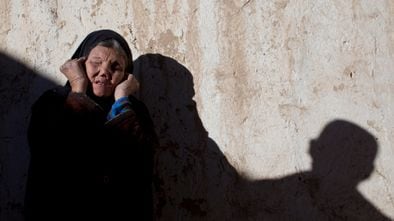 Fátima, de 65 años y con un grado avanzado de lepra, vive en un centro para personas con discapacidad en Yawlang, Afganistán, en octubre de 2010.