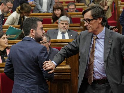 El presidente de la Generalitat Pere Aragonès (a la izquierda), y el líder del PSC, Salvador Illa, en el Parlament.