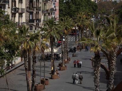 La rambla de Badal, frontera del barrio de Sants-Badal de Barcelona, en una perspectiva desde el cajón de las vías del tren y el metro.