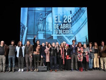 Foto de familia al final del acto de presentación del manifiesto '28 de abril, Tú decides', en el que artistas y escritores reclamaban el voto contra la ultraderecha. 