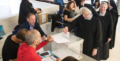 Tres monjas se disponen a votar en Santiago de Compostela.