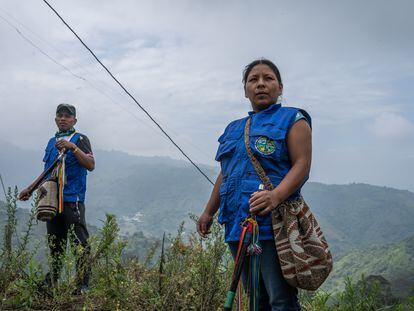 Miembros de la guardia indígena protegen a Milton Conda, un líder ambiental amenazado en el departamento del Valle del Cauca, en Colombia.