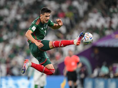 Cesar Montes durante un partido en el Mundial de Qatar con la selección mexicana.