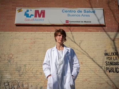 Belén Salomón, pediatra del centro de salud Buenos Aires, en el distrito de Puente de Vallecas (Madrid) el lunes a la salida del ambulatorio.