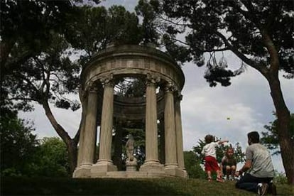 Una estatua de Venus en el templo del Amor en el jardín de El Capricho de la Alameda de Osuna, en Madrid.