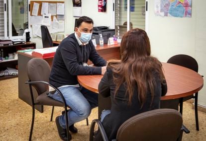 Un agente de GAMA con una de las mujeres sujetas a una orden de protección por violencia de género.