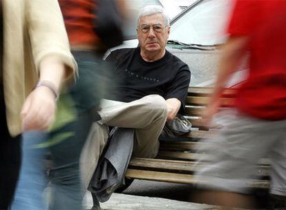 Azcona, fotografiado hace tres años en una calle de Madrid, la ciudad en la que vivía.