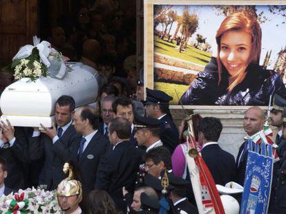 El f&eacute;retro de Melissa Bassi abandona la catedral de Mesagne tras el funeral.