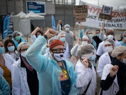 Protesta de enfermeros de la sanidad privada en Nantes, Francia, para exigir ser vacunados contra la covid, este jueves.