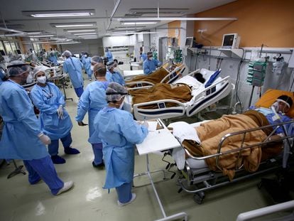 Personal sanitario en una unidad de emergencias en un hospital en Porto Alegre en marzo.