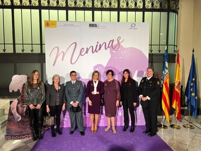 La delegada del Gobierno en la Comunidad valenciana, Pilar Bernabé, en el centro, junto a las premiadas.