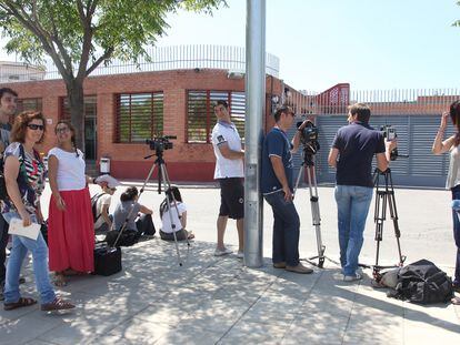 Diversos periodistas frente a la prisión de Ponent, en Lleida, en una imagen de archivo.