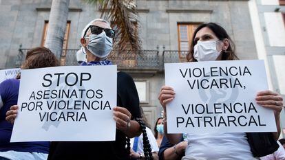 Participantes en una concentración feminista en la Plaza de la Candelaria en repulsa por "todos los feminicidios" en Santa Cruz de Tenerife.
