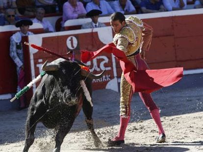 Uceda Leal, en uno de los lances en la tarde que ha abierto la feria de Azpeitia.