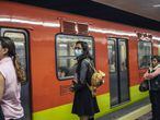 Una mujer usa mascarilla en el metro de la Ciudad de México. Los transportes públicos han sido foco de contagio en varios de los puntos más afectados, como Nueva York, en Estados Unidos, o Madrid.