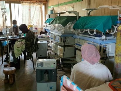 Un padre y su hijo en una de las UCI Neonatal del Hospital General Rural de Gambo (Etiopía).