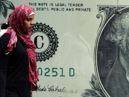 Una mujer camina delante de una oficina de cambio de divisas, en El Cair (Egipto).
 
 
 
 
 
  *** Local Caption *** 
 .