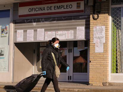 Una mujer pasa ante una oficina de empleo en Madrid.