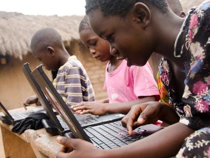 Niños en Fiaso (Ghana), usando ordenadores de la fundación NASCO Feeding Minds.