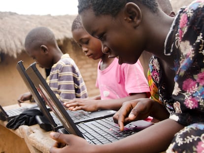 Niños en Fiaso (Ghana), usando ordenadores de la fundación NASCO Feeding Minds.