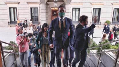 El líder de Vox, Santiago Abascal, sube la escalerilla del Congreso acompañado de diptados de su grupo, para presentar la moción de censura contra Sánchez el pasado mes de septiembre.