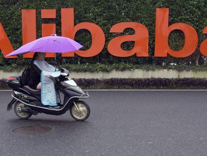 Una mujer pasa junto al logo de Alibaba en la sede de la compañía en  Hangzhou (China).