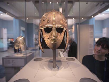 Casco del tesoro de Suttun Hoo en el Museo Británico de Londres.