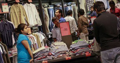 Varias personas compran ropa en una tienda de un centro comercial de Bombay. &nbsp;