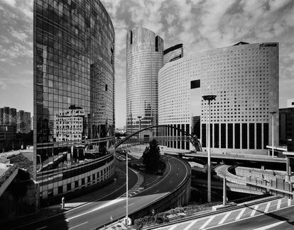 El Museo ICO, de Madrid, dedica al fotógrafo italiano Gabriele Basilico la primera gran retrospectiva en España de este autor. El conocido como "fotógrafo de la ciudad", retrató el caos y la belleza de las urbes. En la imagen, 'París, 1997'.