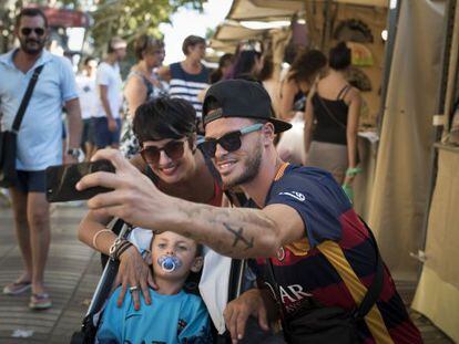 Una familia residente en Marsella (Francia) se fotograf&iacute;a en la Rambla.