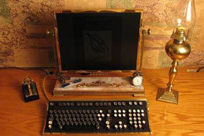 Un ordenador, reconvertido con la estética <i>steampunk.</i>