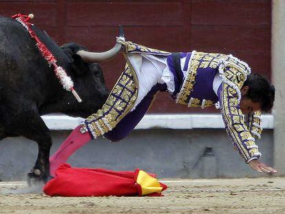 Cogida de El Fundi, que cortó una oreja en  la corrida de ayer en Las Ventas.