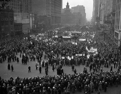 El 4 de febrero de 1938, miles de personas desempleadas de United Auto Workers, se concentran en la plaza Cadillac en Detroit para protestar por sus despidos.
