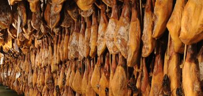 La fase de curación del jamón ibérico dura entre dos y tres años.