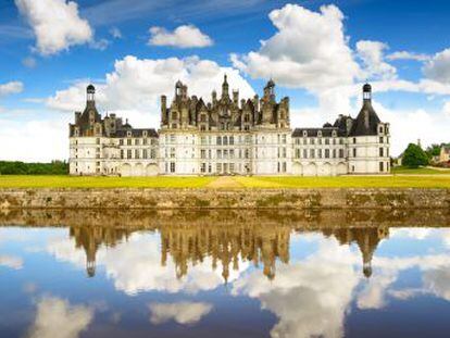 Un apacible viaje de Orleans a Tours, pasando por espléndidos castillos, como Chambord y Amboise, y modernos centros de arte a orillas del río más largo de Francia
