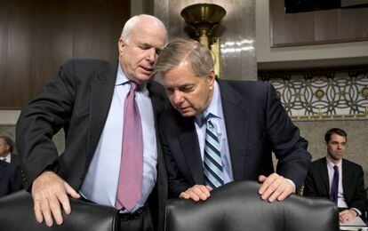 Los senadores McCain y Graham, impulsores de la propuesta de reforma.