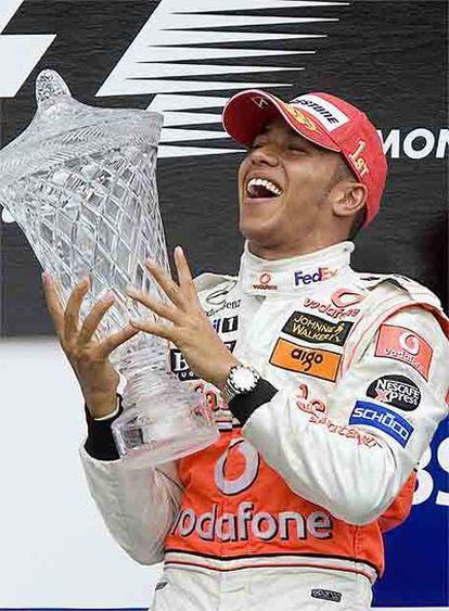 Hamilton levanta su primer trofeo como ganador
