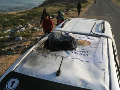 El techo con el emblema de la ONG de uno de los vehículos de World Central Kitchen atacados este martes por Israel en Deir al Balah, Gaza. Siete empleados de la organización murieron en el ataque.