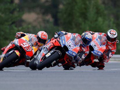 Márquez, Dovizioso y Lorenzo, de izquierda a derecha, en los últimos instantes de la prueba.